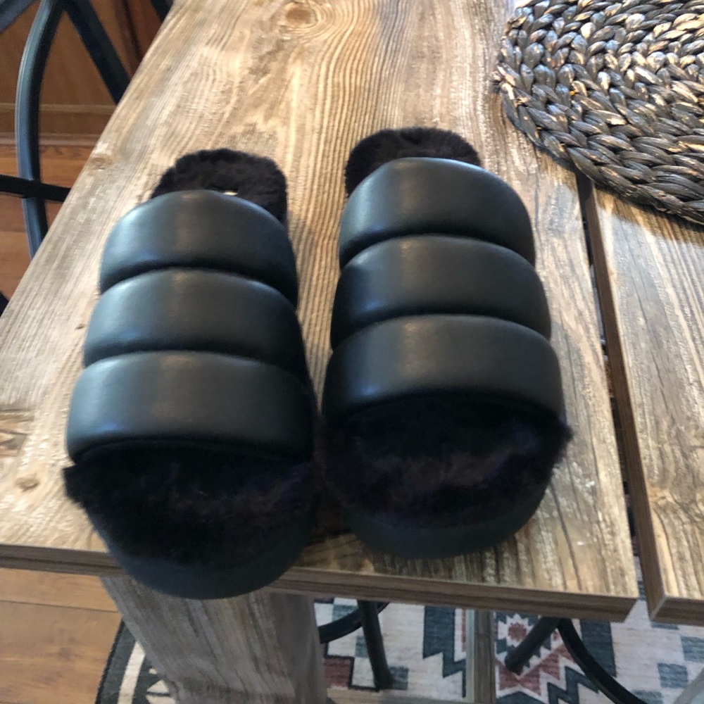 Koolaburra by ugh black slip on’s